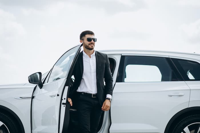 Takım Elbisenize En Çok Yakışacak Güneş Gözlükleri